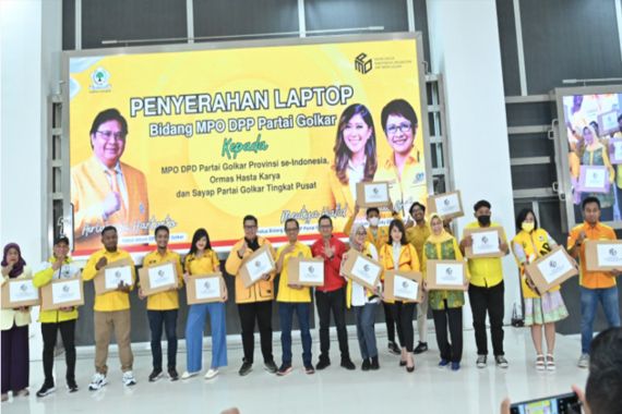 Tangkal Berita Hoaks, MPO Golkar Bagikan Laptop untuk Anggota di Seluruh Indonesia - JPNN.COM