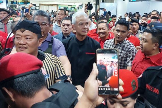 Ganjar Tiba di Bandara Kualanamu, Teriakan Presiden Indonesia Menggema - JPNN.COM
