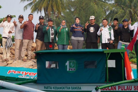 Luqman Serahkan Ambulans Laut Bantuan Gus Muhaimin untuk Warga Pulau Sebesi - JPNN.COM
