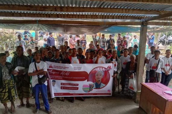 Orang Muda Ganjar Beri Bantuan Penerangan dan Buku di Timor Tengah Selatan - JPNN.COM
