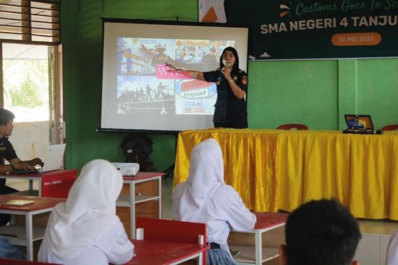 Bea Cukai Menyambangi Para Siswa SMA & Kampus di Beberapa Daerah, Ini Pesannya - JPNN.COM