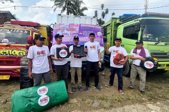 KST Dukung Ganjar Serahkan Bantuan kepada Sopir Truk di Sukabumi - JPNN.COM
