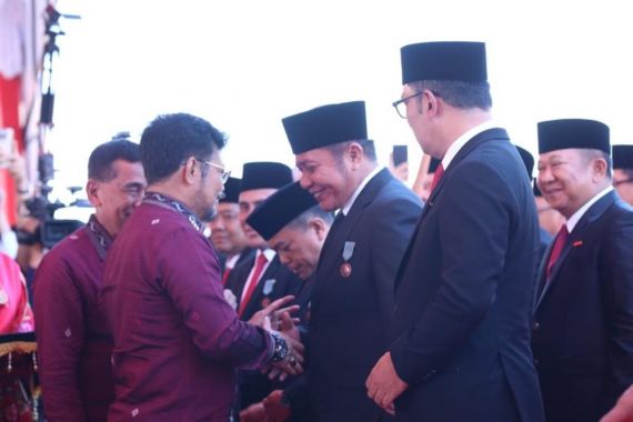 Berjasa Memajukan Pertanian, Gubernur Herman Deru Dianugerahi Satyalancana Wira Karya - JPNN.COM