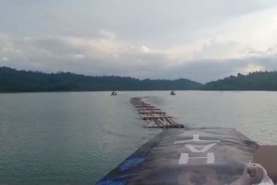 Polisi Sita 175 Tual Kayu Diduga Hasil Illegal Logging, Berawal dari Temuan Wisatawan di Gulamo - JPNN.COM