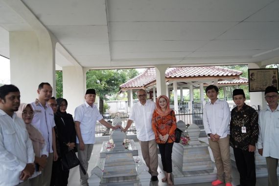 Iwan Bule Konsolidasi dengan Gerindra Banyumas, Lanjut Nyekar ke Makam Kakek Prabowo - JPNN.COM