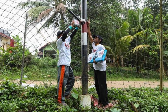 KST Dukung Ganjar Beri Bantuan Lampu Penerangan ke Pul Truk di Pandeglang - JPNN.COM