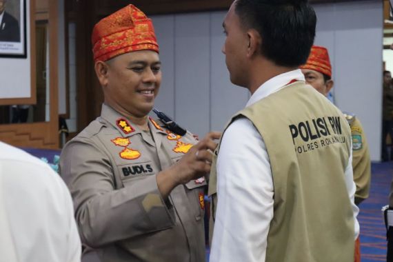 328 Polisi RW Polres Rohul Dikukuhkan, AKBP Budi: Siap Layani Masyarakat dengan Presisi - JPNN.COM