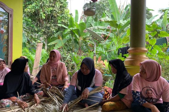 Srikandi Ganjar Gelar Pelatihan Cara Membuat Tikar dari Daun Pandan - JPNN.COM