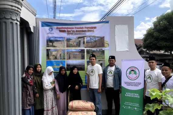 Santri Dukung Ganjar Beri Bantuan Material untuk Pembangunan Ponpes di Padang - JPNN.COM
