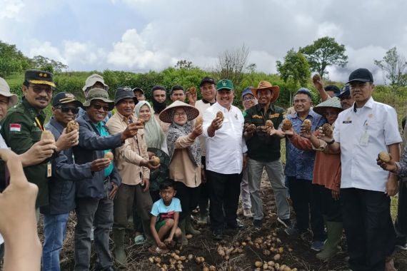 Jelang Iduladha, Kementan Pastikan Produksi Sayuran Asal Kabupaten Solok Aman - JPNN.COM