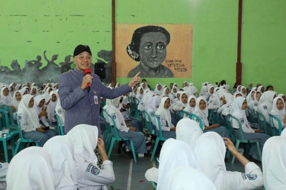 Ganjar Beri Pendidikan Pancasila Untuk Siswa Lewat Program Gubernur Sambang Sekolah - JPNN.COM