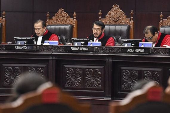 Seluruh Hakim MK Didesak Mundur dari Sidang Batas Usia Capres-Cawapres - JPNN.COM
