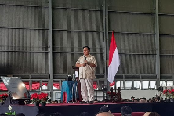 Di Depan Ribuan Pekerja, Prabowo Sampaikan Orasi dengan Penuh Semangat, Bicara soal Visi Pendahulu - JPNN.COM