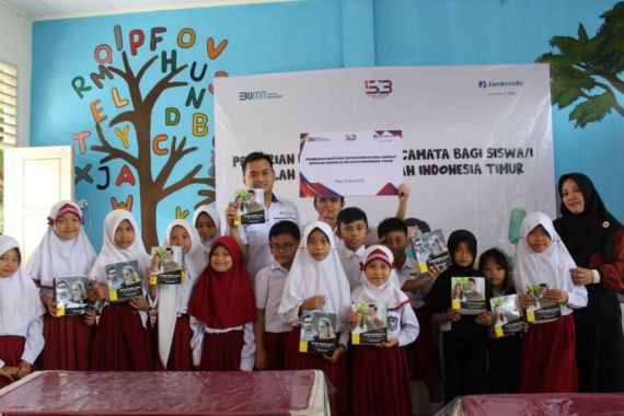 Jamkrindo Bagikan 530 Kacamata Gratis Untuk Pelajar di Indonesia Timur - JPNN.COM