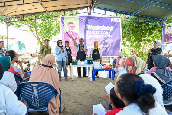 Sukarelawan Sahabat Sandi Berikan Peluang Usaha Bagi Mak-Mak Nelayan - JPNN.COM