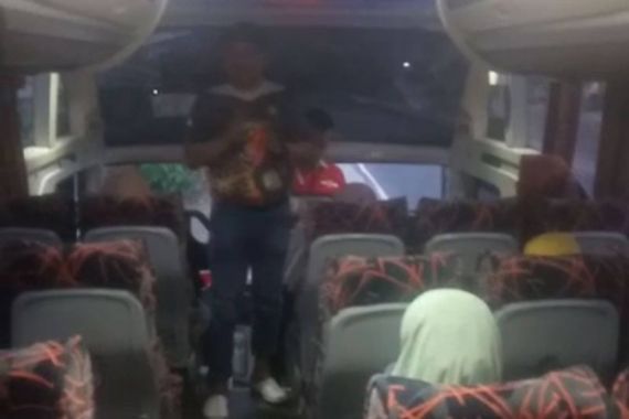 Aksi Premanisme Bikin Resah Penumpang Bus - JPNN.COM