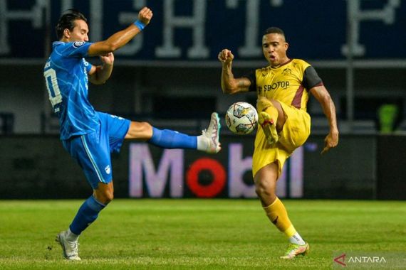 Ezra Walian & Ferdiansyah Cetak Gol, Persib Taklukkan Dewa United dengan Skor Tipis - JPNN.COM