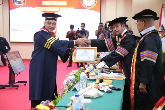 Bupati Ahmed Zaki Raih Gelar Doktor Berkat Disertasinya Terkait Inovasi Digital  - JPNN.COM