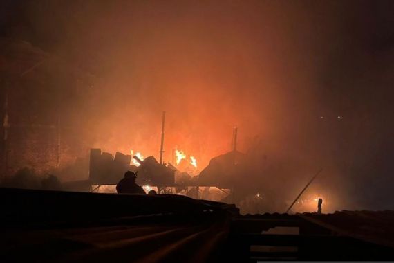 Kebakaran Melanda 17 Rumah di Jalan Andi Djemma Makassar - JPNN.COM