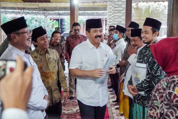Menteri Hadi Antarkan Langsung Sertifikat Hasil PTSL ke Rumah Warga Desa di Bangkalan - JPNN.COM