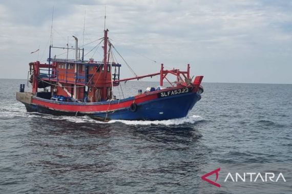 KKP Menangkap Kapal Illegal Fishing Berbendera Malaysia di Selat Malaka - JPNN.COM