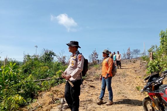 Polres Rohul Bergerak Cepat Memadamkan Karhutla di Hutan Lindung Suligi - JPNN.COM