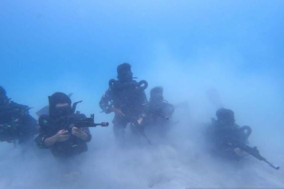 Meningkatkan Kemampuan, Satkopaska Koarmada III Latihan Peperangan Laut Khusus - JPNN.COM