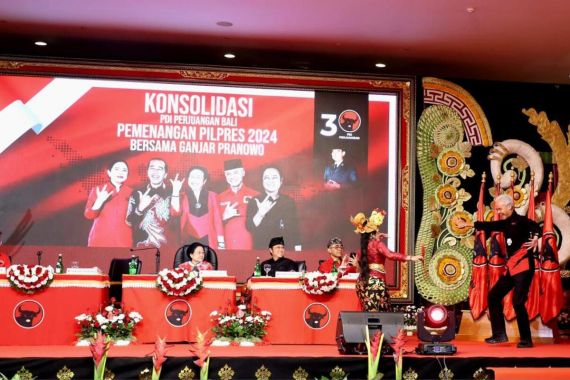 Saat Ganjar Berjoget Bumbung di Acara Konsolidasi PDIP di Bali - JPNN.COM