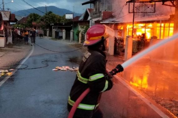 Kebakaran di Padang Menghanguskan 7 Bangunan - JPNN.COM