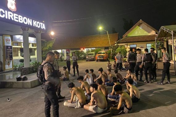 Polisi Tangkap 24 Remaja yang Sedang Saling Bunuh di Tengah Jalan - JPNN.COM