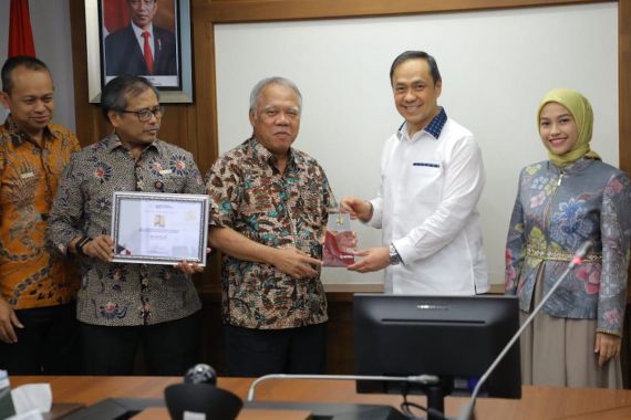 PUPR Terima 2 Penghargaan BerAKHLAK, Menteri Basuki Beri Imbauan Begini - JPNN.COM