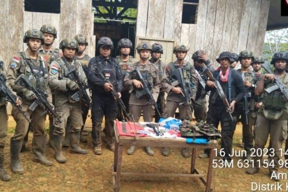 TNI-Polri Gerebek Markas KKB, Lihat Tuh - JPNN.COM