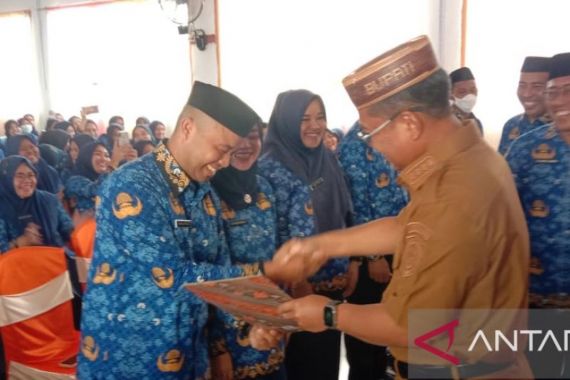 372 Guru dan 371 Nakes di Gorontalo Utara Menerima SK PPPK - JPNN.COM