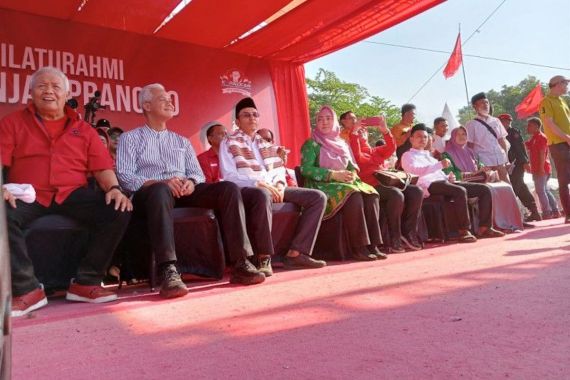 Ganjar: Semua Kesuksesan Jokowi dalam 10 Tahun Memimpin Indonesia Harus Dilanjutkan - JPNN.COM