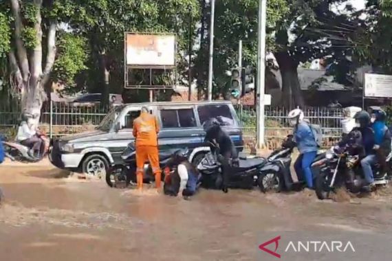 Perempatan Hek Kramat Jati Terendam Banjir Akibat Kali Baru Meluap - JPNN.COM