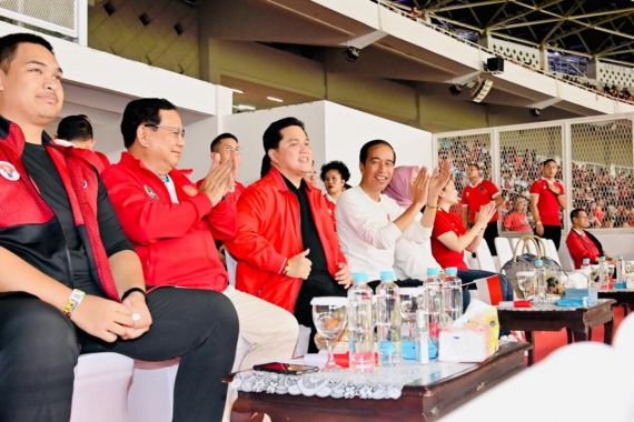 Lihat Gaya Jokowi Menonton Indonesia vs Argentina, Ada Prabowo dan Erick Thohir - JPNN.COM