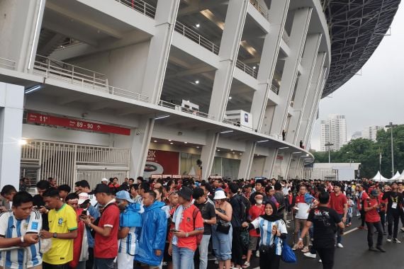 Timnas Indonesia vs Argentina: Antrean Masuk SUGBK Mengular, Penonton Keluhkan Ini - JPNN.COM