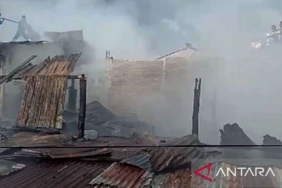 Kebakaran Melanda Empat Rumah di Makassar - JPNN.COM