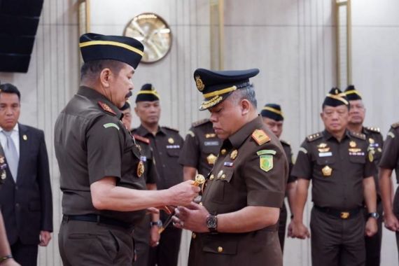 Jaksa Agung Lantik Harli Siregar Jadi Kajati Papua Barat - JPNN.COM