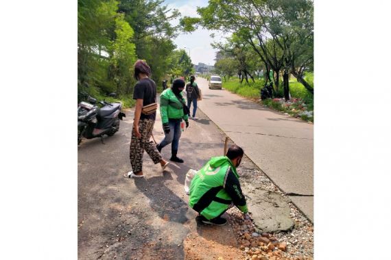 Viral, Komunitas Ojek Online Patungan Uang Perbaiki Jalan Berlubang di Bekasi - JPNN.COM