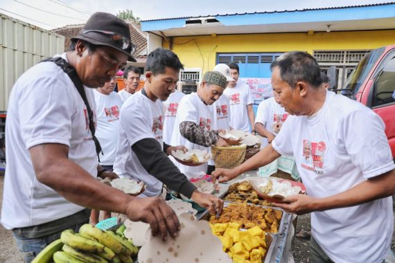 Komunitas Sopir Truk Ganjar Bantu Borong UMKM di Bandung Barat - JPNN.COM