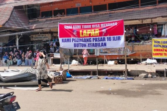 Tanpa Pemberitahuan, Lapak Kaki Lima di Pasar 16 Ilir Langsung Diratakan - JPNN.COM