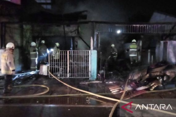 Kebakaran Menghanguskan 2 Bangunan di Klender Jakarta Timur - JPNN.COM
