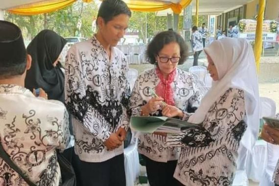 Pembina Honorer Beri Selamat untuk Jokowi, Minta Kontrak PPPK hingga Usia 60 Tahun - JPNN.COM
