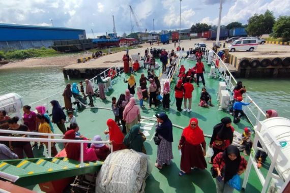 Kapal RS Laksamana Hayati Berlabuh di Kepri, Masyarakat yang Sakit Langsung Dilayani - JPNN.COM