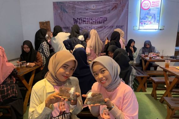 Srikandi Ganjar DIY Belajar Membuat Kue Bareng Perempuan Milenial - JPNN.COM