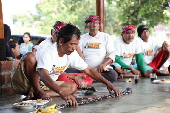 Sukarelawan Ganjar Sejati Gelar Pelatihan Pembuatan Ikat Kepala Khas Cirebon - JPNN.COM