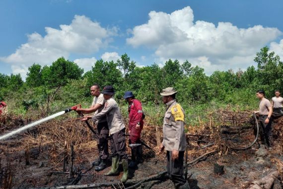 Polisi dan Tim Gabungan Hadapi Kesulitan Ini saat Padamkan Karhutla di Pekanbaru - JPNN.COM