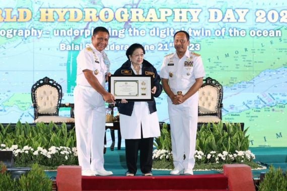 Megawati Terima Brevet Hidro-Oseanografi Saat Hadir di Acara TNI AL - JPNN.COM