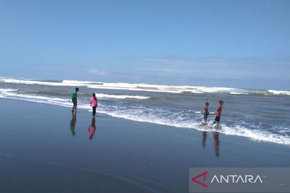 BMKG Mengimbau Wisatawan Mewaspadai Gelombang Tinggi di Pantai Selatan Jawa - JPNN.COM